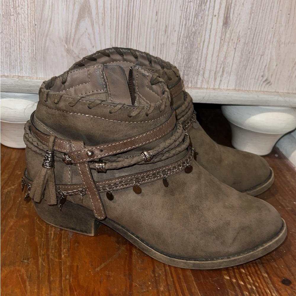 Boots, grayish color